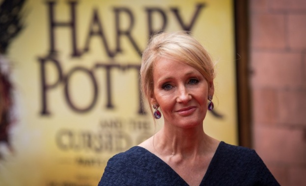 Авторката на поредицата за Хари Потър призна че е изкарала