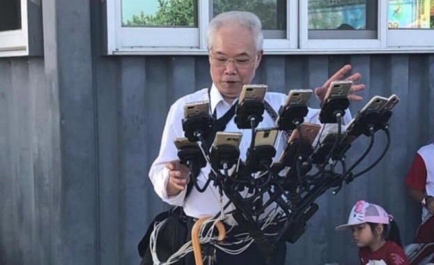 70-годишен мъж играе Pokemon Go на 11 смартфона едновременно