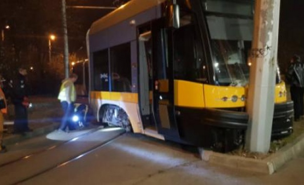 Трамвай излезе от релсите и се удари в стълб в София