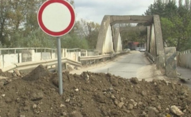 Червен бряг - градът на падналите мостове оттук и оттам