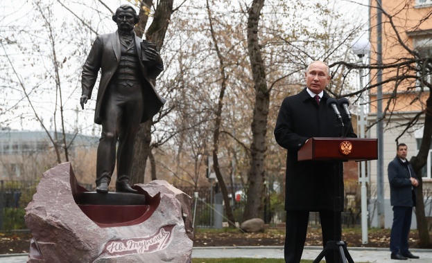 Путин откри паметник на писателя Тургенев в Москва
