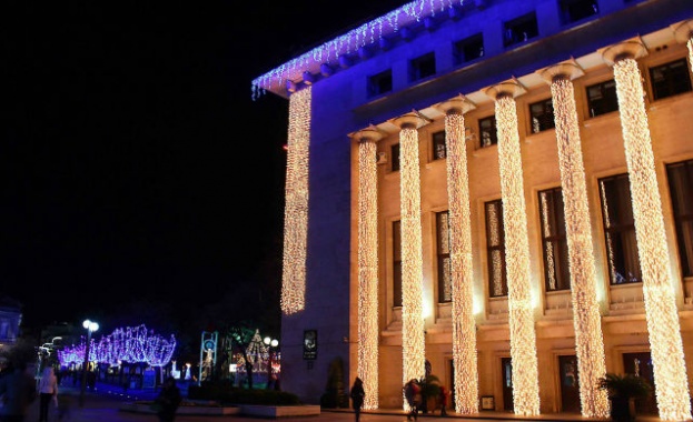 Украсяването на Бургас за празниците стартира от пространството до Часовника
