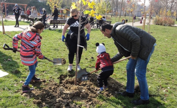 Нови 64 дървета засадиха доброволци в парк „Възраждане“ в София