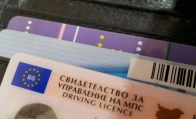 Безумна мярка! От МВР искат шофьорските ни книжки да стоят на таблото на колата
