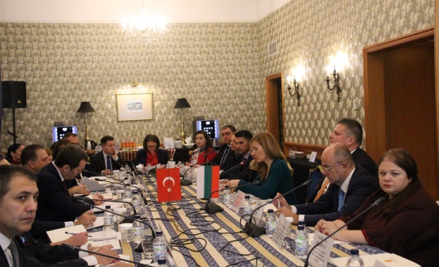 Министър Ангелкова: България и Турция ще привличат туристи от далечни пазари с общи маршрути и продукти