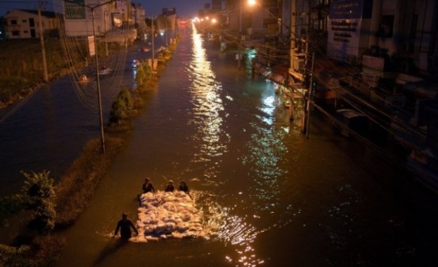 Над 76 000 души са пострадали при наводнения в Тайланд