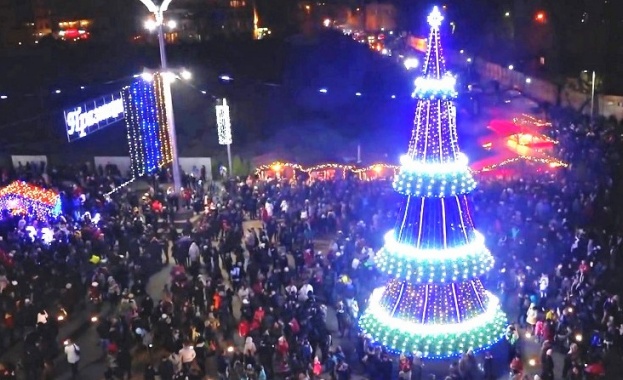 Бургас празнува през декември с три нови елхи и „звездно небе“ над главната улица
