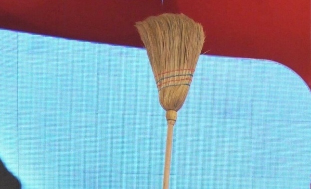 Руска продавачка напъди крадец с помощта на метла (видео)