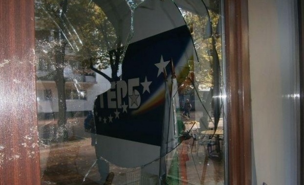Счупиха витрина на офис на ГЕРБ
