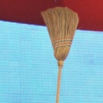 Руска продавачка напъди крадец с помощта на метла (видео)