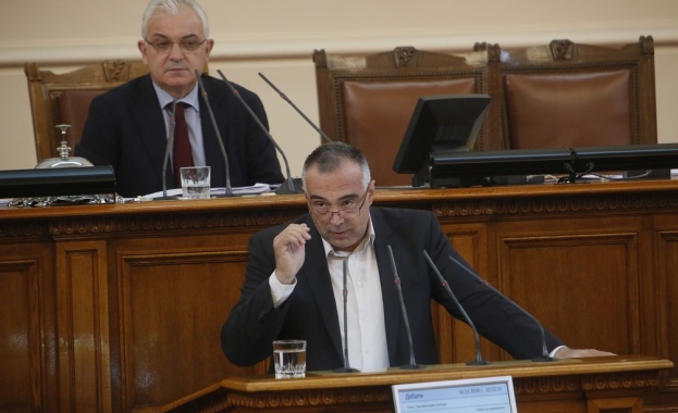 Антон Кутев: Депутатът Петър Петров няма място в парламента
