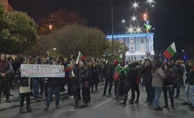 Протестиращи във Варна блокираха кръстовището пред общината 
