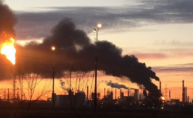 Пожар затвори цех на петролна рафинерия в Москва 