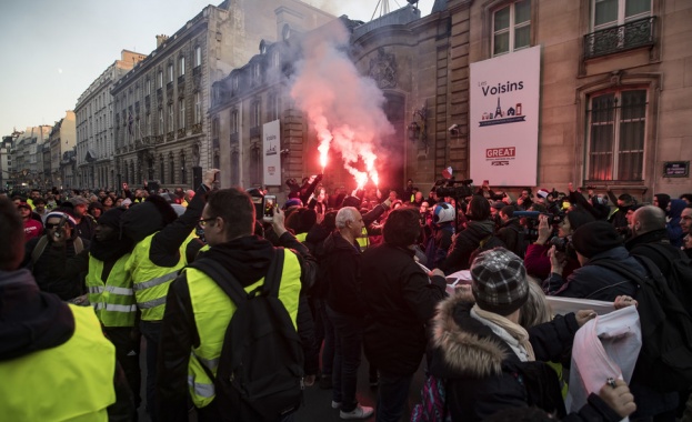 Втори ден на протести срещу цените на горивата във Франция