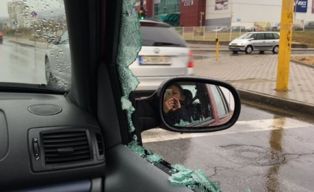 Отново агресия на пътя: Шофьор счупи с юмруци стъклото на друг