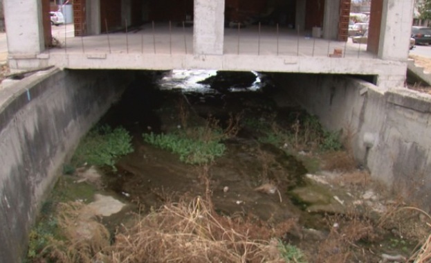 Пълен абсурд: В село Дебрен издигнаха сграда над дере