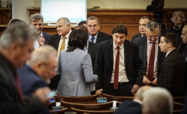 Депутатите се изпокараха преди гласуването на оставката на Валери Симеонов
