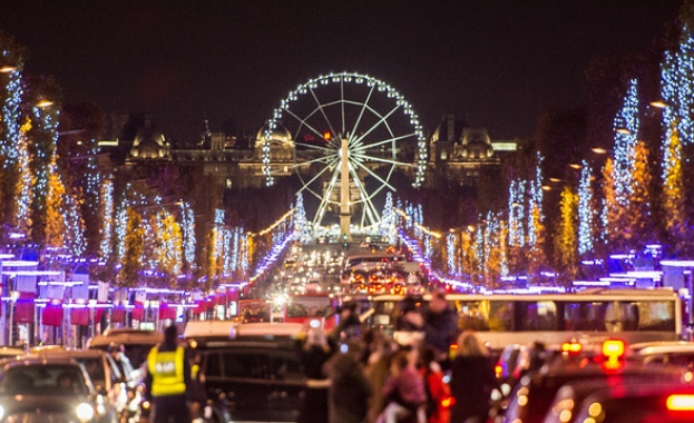 Включиха коледната украса в Париж 