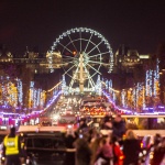 Включиха коледната украса в Париж 