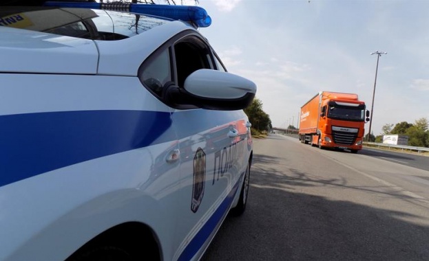Засилени проверки на товарни автомобили, автобуси и таксита 