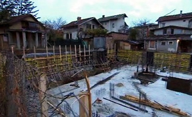 Къщи в столичния кв. „Люлин” заплашени от срутване заради строителен изкоп 