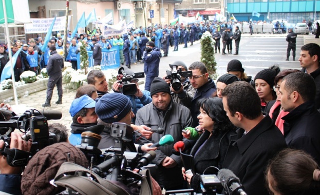 Министър Петкова отиде при протестиращите енергетици и обеща държавна подкрепа