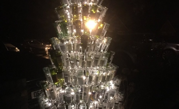 Германци направиха коледна елха от 1099 бутилки вино