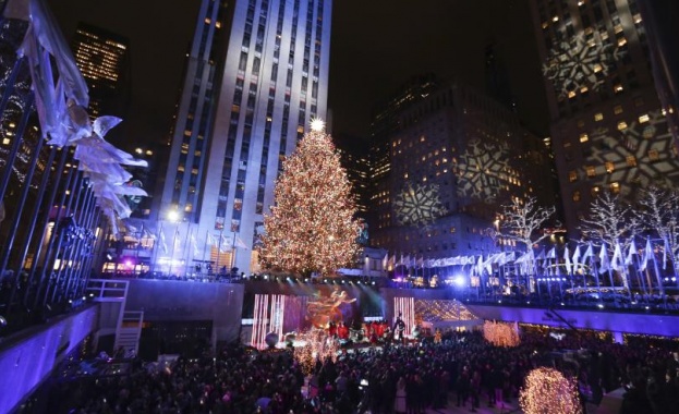 Запалиха светлините на коледното дърво пред центъра "Рокфелер" в Ню Йорк 