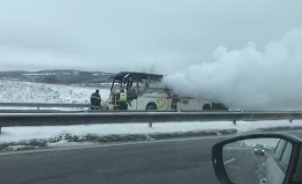 Автобус се запали на магистрала „Тракия“