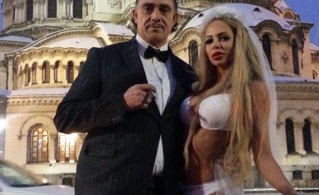  Плеймейтка се съблече по бельо пред "Александър Невски" (снимки)