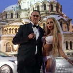  Плеймейтка се съблече по бельо пред "Александър Невски" (снимки)