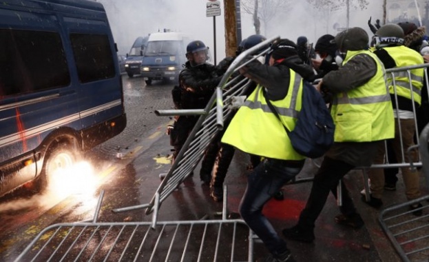 Протести и арести в Париж (обновена)