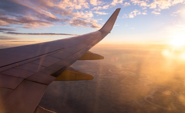 Малък руски самолет с 13 души на борда кацна аварийно