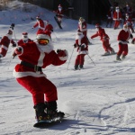 Дядо Коледа на ски: Благотворително състезание в САЩ