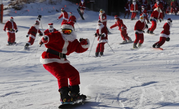 Дядо Коледа на ски: Благотворително състезание в САЩ