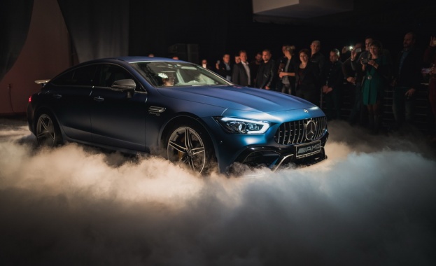 С грандиозен спектакъл Силвър Стар представя Mercedes-AMG GT 4-Door Coupe 