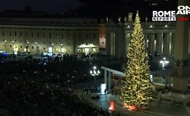 Грейнаха светлините на коледната елха във Ватикана (ВИДЕО)