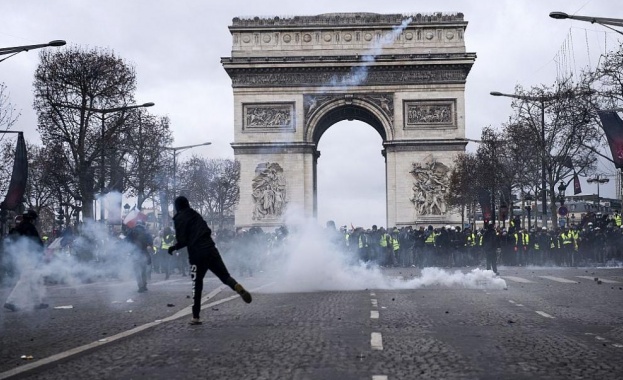 Напрежение във Франция: Сблъсъци, арести и блокади по пътищата (ВИДЕО)