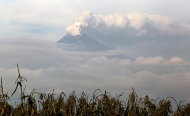 Зрелищно изригване на вулкана Попокатепетъл (ВИДЕО)