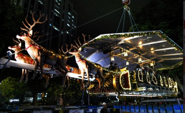 Коледен ресторант-шейна плава в небето на тропическа Малайзия