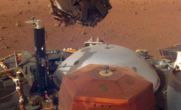 Марсианската сонда InSight огледа себе си и околностите