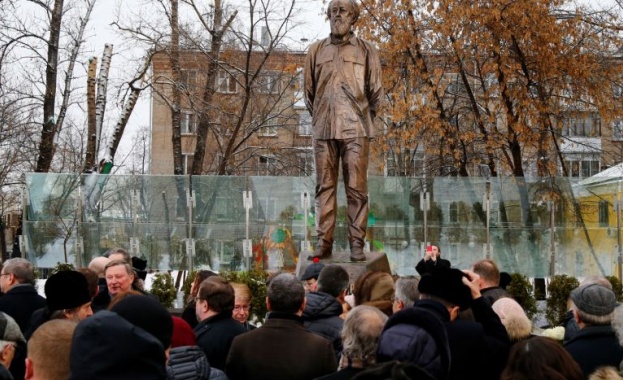 Откриха паметник на Солженицин в Москва за 100-годишнината от рождението му