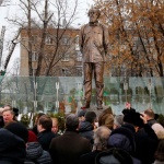 Откриха паметник на Солженицин в Москва за 100-годишнината от рождението му