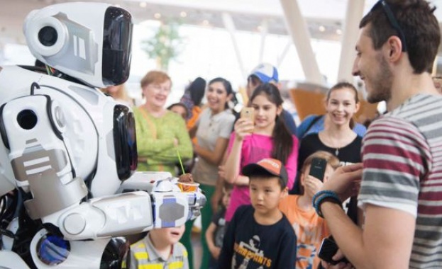 Високотехнологичен руски робот се оказа мъж в костюм