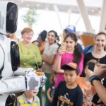 Високотехнологичен руски робот се оказа мъж в костюм