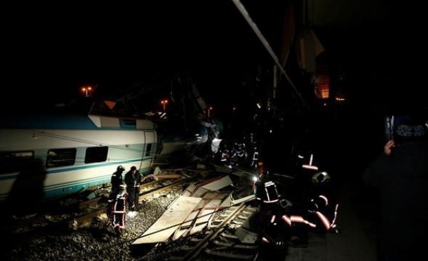 Девет жертви и десетки ранени след тежка влакова катастрофа в Анкара (обновена)