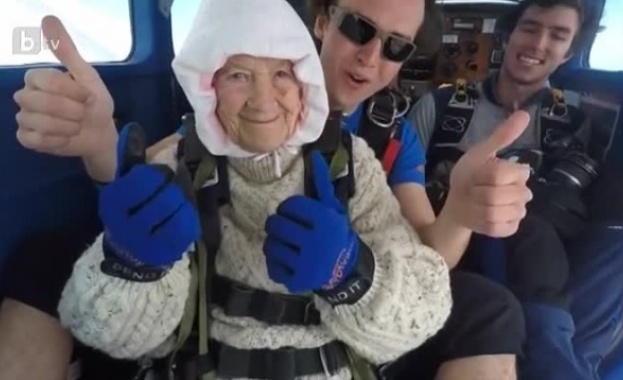 102-годишна австралийка скочи с парашут