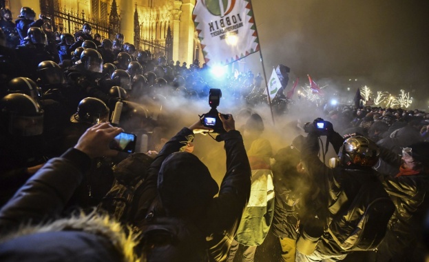 Протестиращи опитаха да нахлуят в унгарския парламент