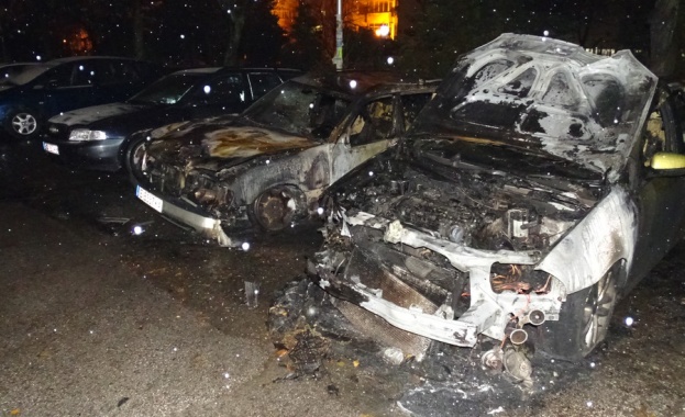 Три автомобила горяха тази сутрин в Благоевград