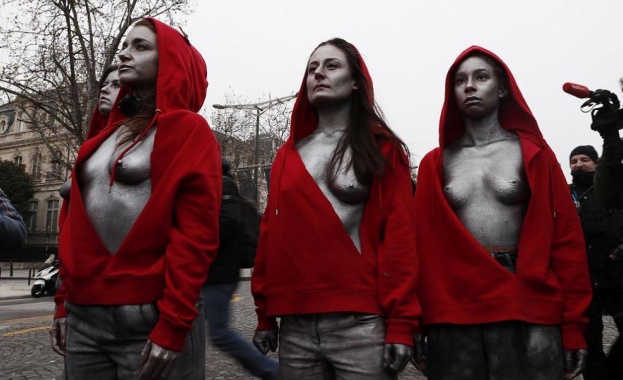 Голи активистки събраха вниманието на протестите в Париж (ВИДЕО)